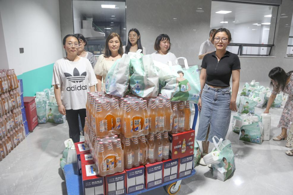 炎炎夏日送清涼，滴滴關(guān)懷沁人心